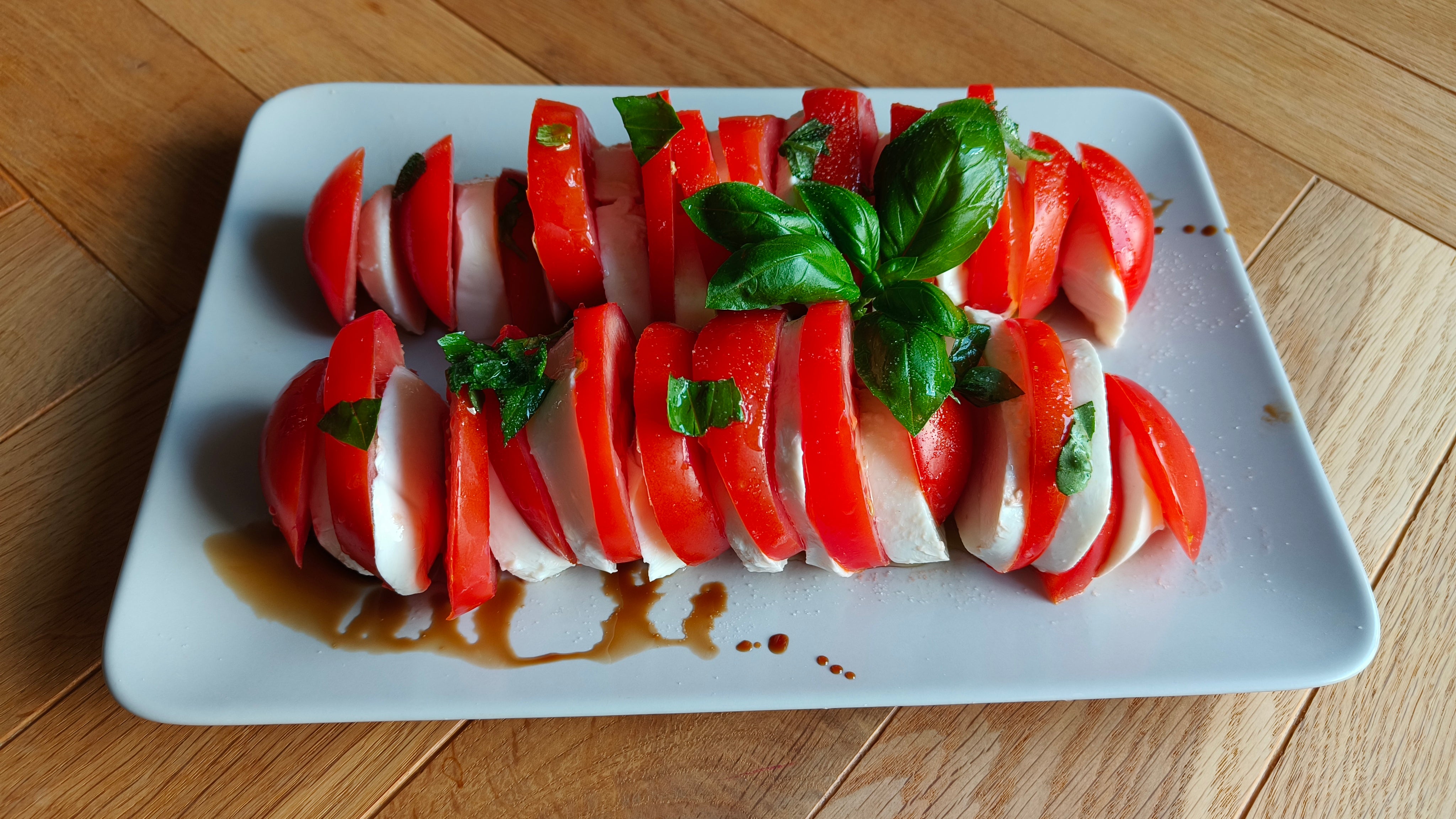 Caprese salat med mozzarella og tomater