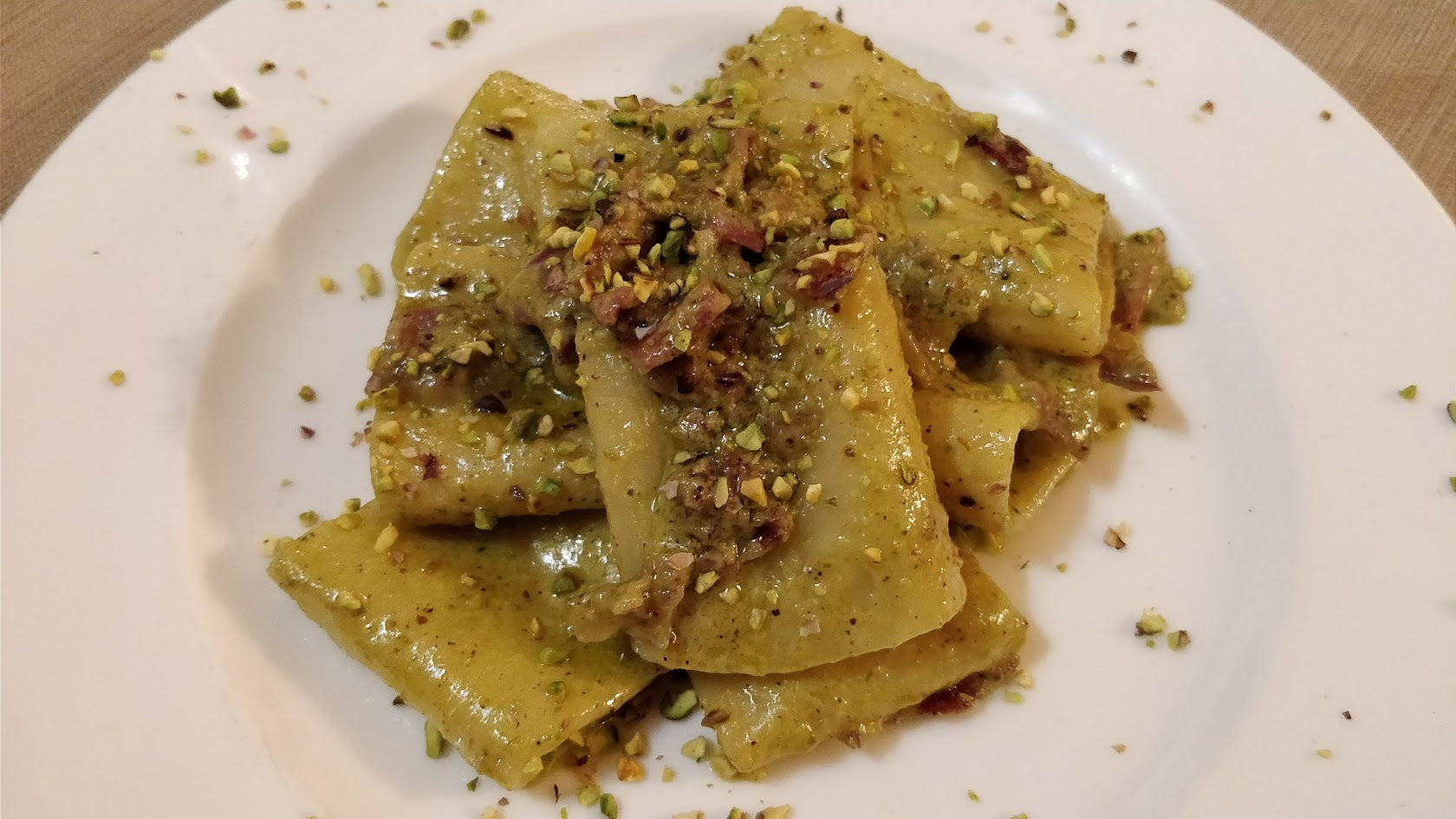 Paccheri med guanciale, pistacienødder og parmesan