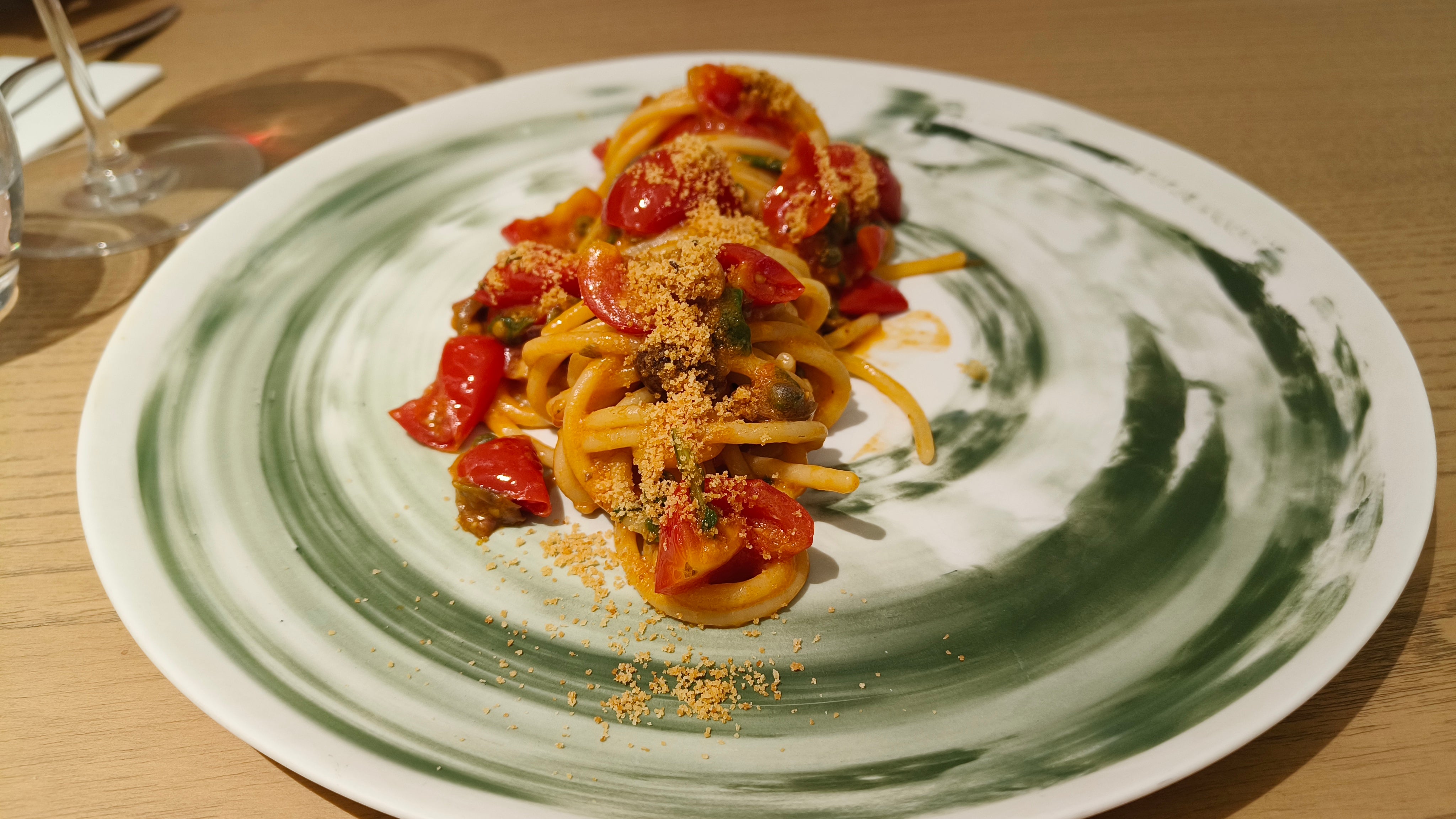 Spaghetti med cherrytomater, rasp, kapers, ansjoser og frisk oregano